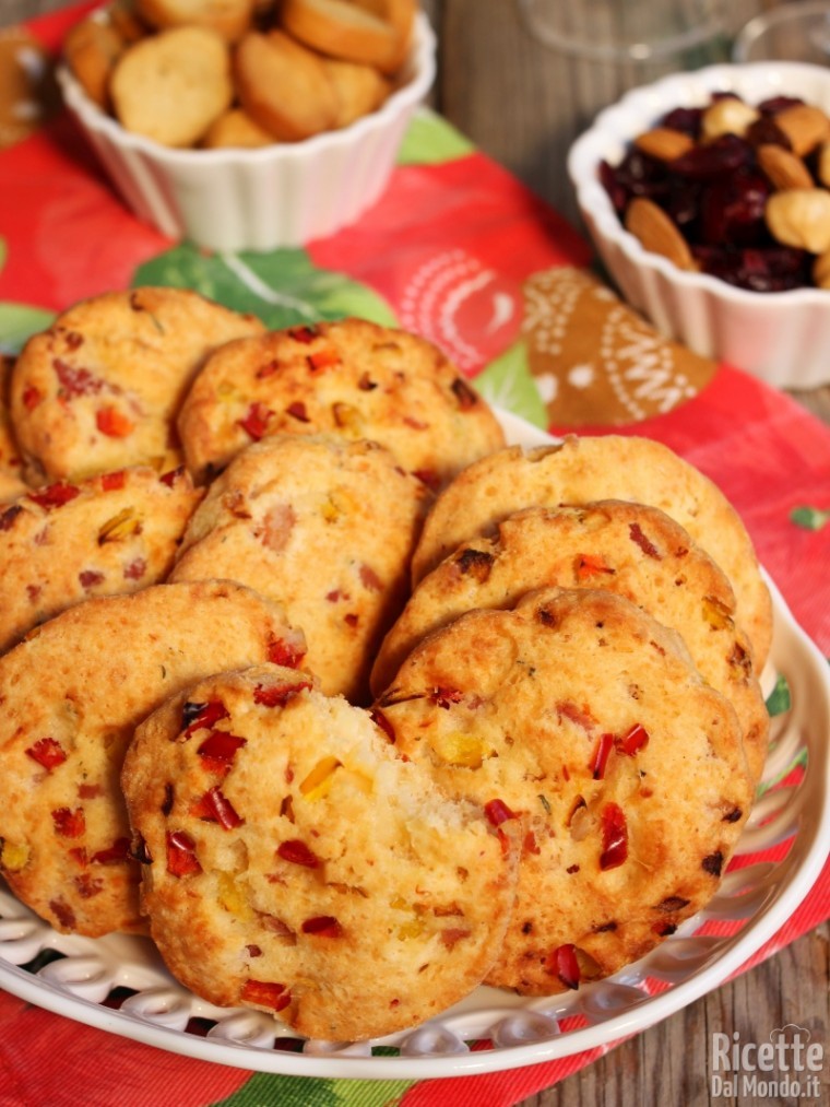 Friabili biscotti salati ai peperoni