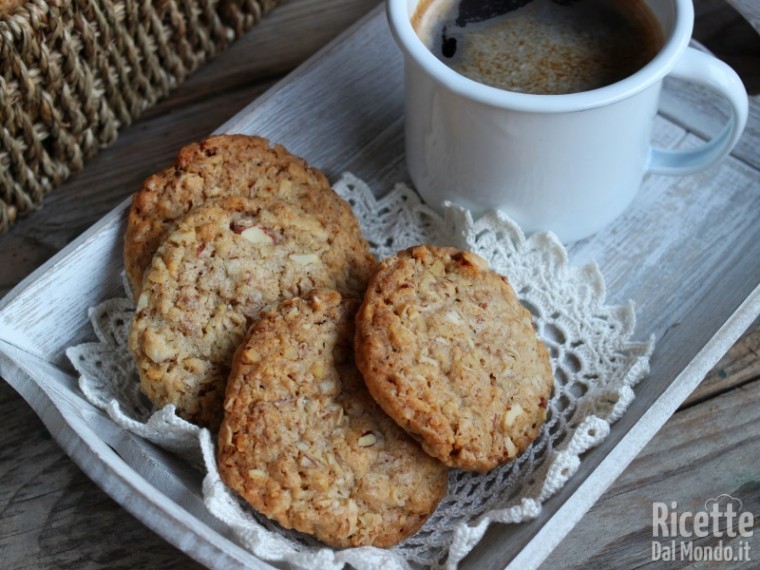Ricetta biscotti ai fiocchi d'avena con mandorle e noci