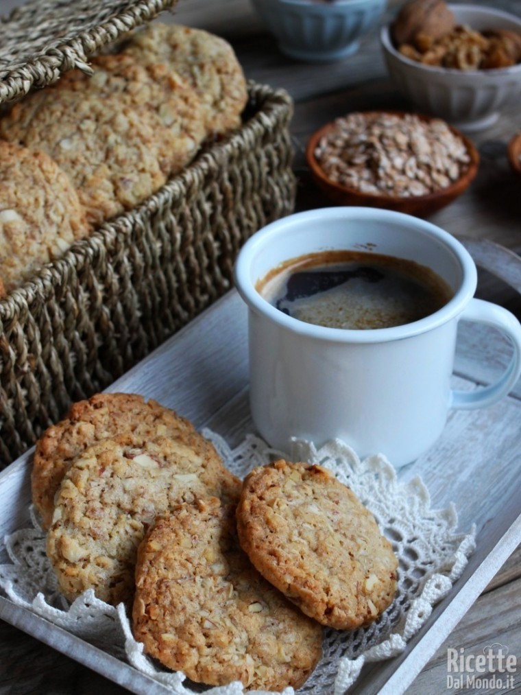 Semplici biscotti ai fiocchi d'avena con mandorle e noci