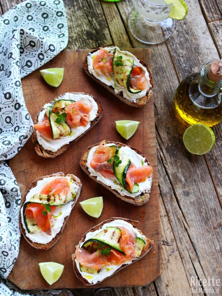 Ricetta bruschette con zucchine e salmone