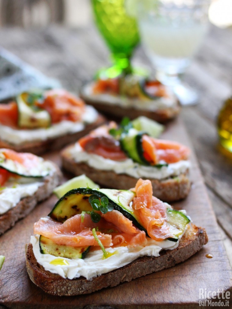 Come fare le bruschette di salmone e zucchine