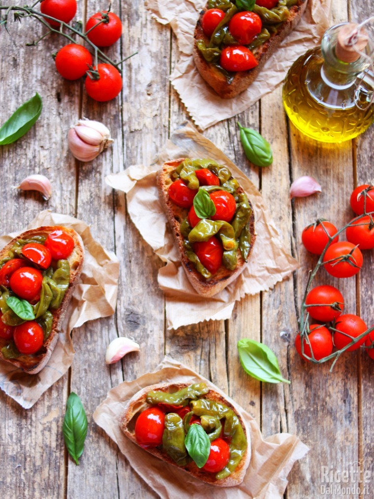 Ricetta bruschette con friggitelli e pomodorini
