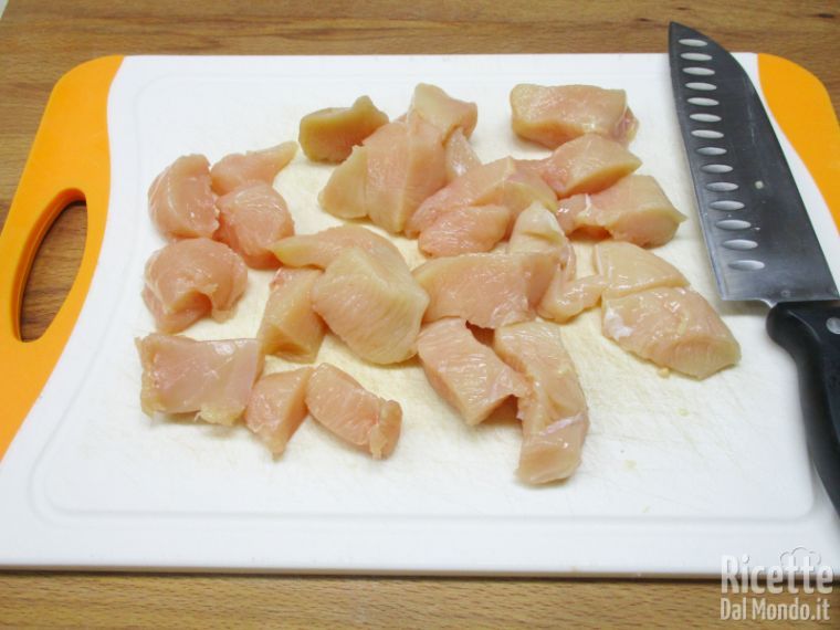 Tagliare il pollo in cubetti