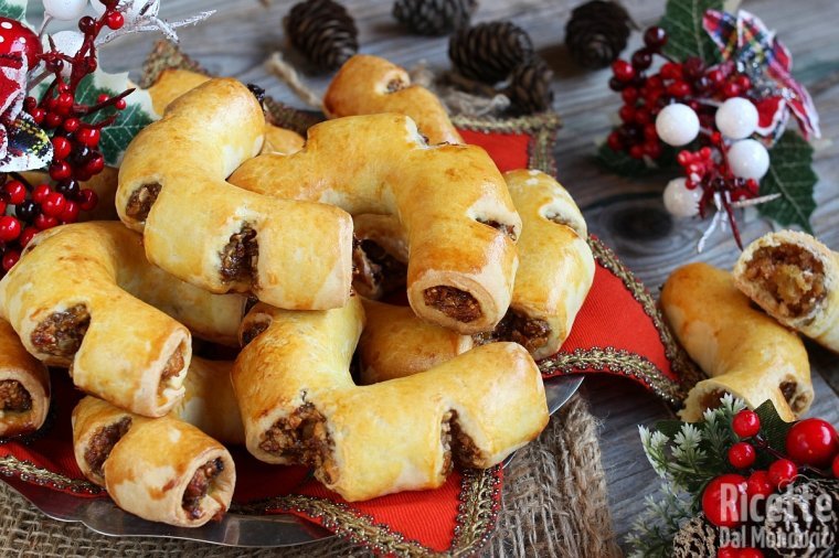 Biscotti alla panna farciti con frutta secca e spezie di Natale!