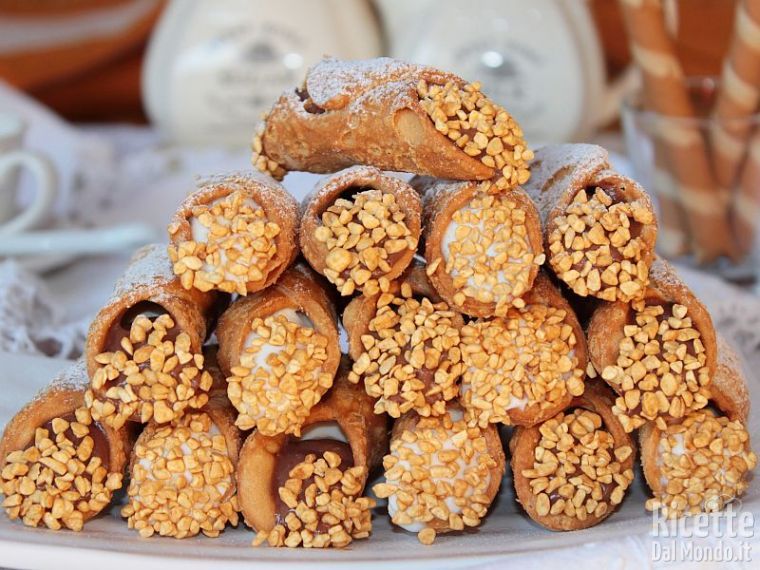 Come fare i cannoli con crema di ricotta e nutella