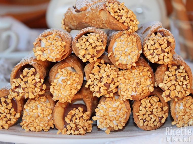 Come fare i cannoli siciliani alla nutella