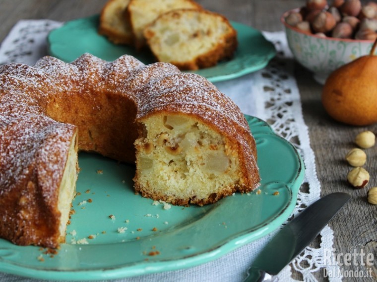 Ciambella di nocciole e pere soffice