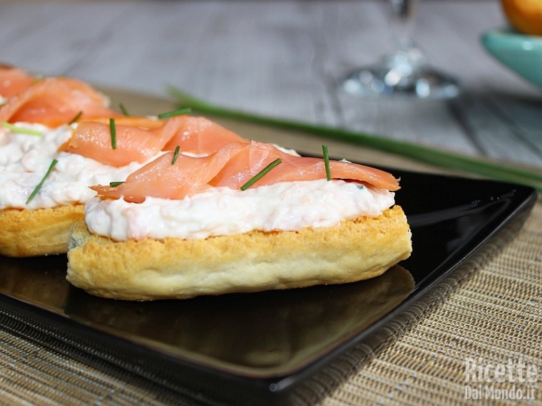 Ricetta crostini con crema al salmone