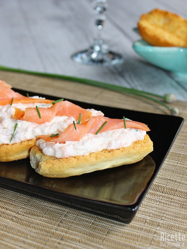 Come fare i crostini con crema al salmone