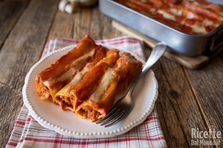 Cannelloni di carne al forno ripieni con la besciamella