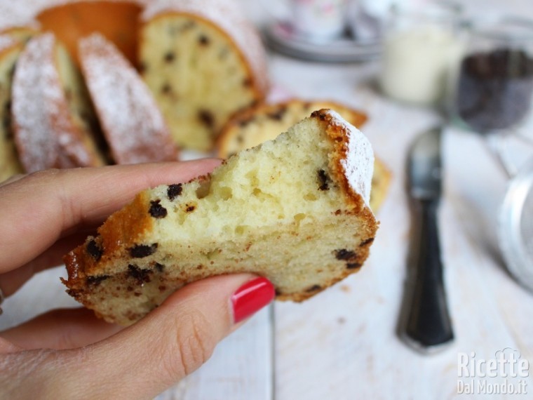 Ciambella allo yogurt e gocce di cioccolato