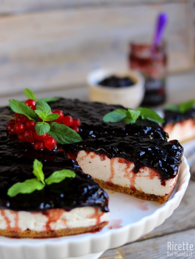 Cheesecake con confettura di mirtilli fredda