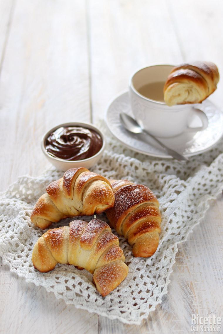 Semplici cornetti sfogliati per la colazione
