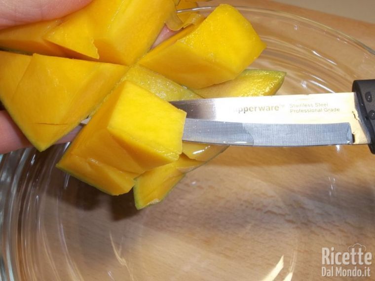Pulire e tagliare il mango