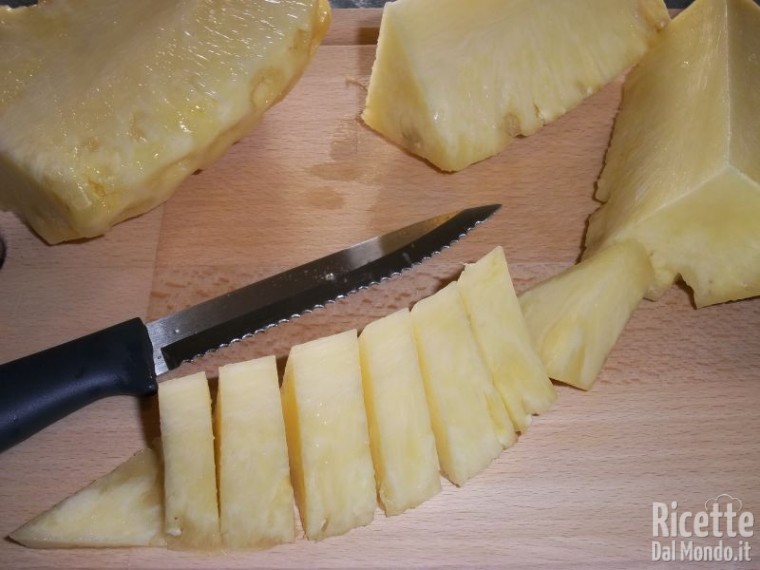 Come Pulire e Tagliare l'Ananas