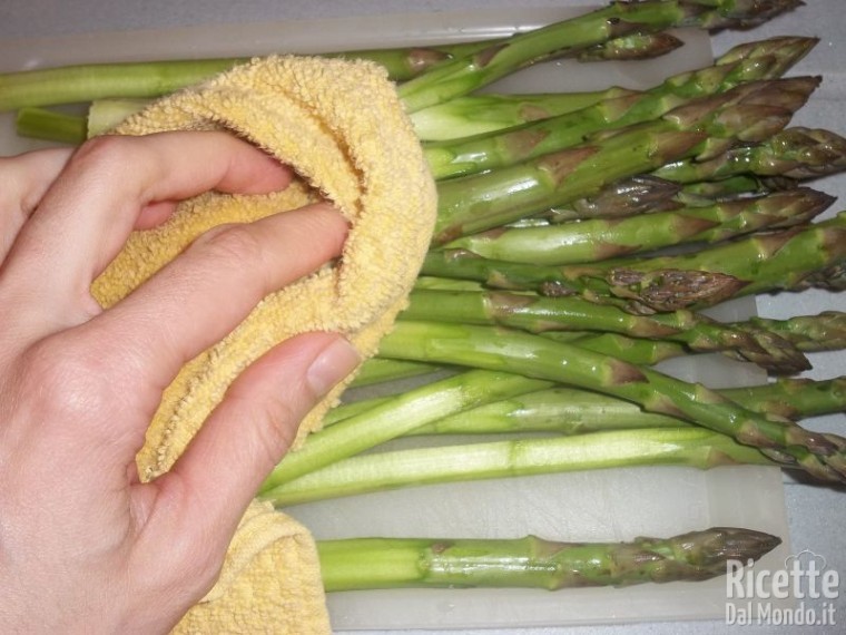 Come Pulire e Cuocere gli Asparagi