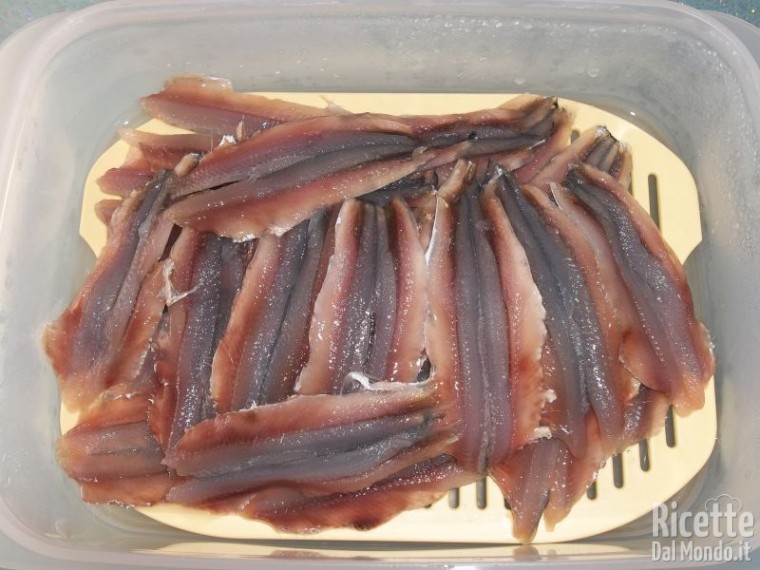 Pulizia delle alici e apertura a libro