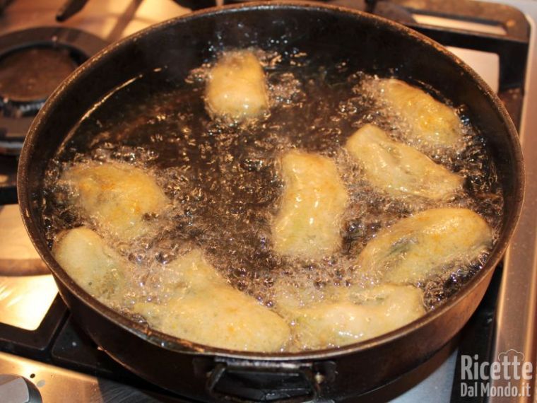 Friggere gli spicchi di carciofo in pastella