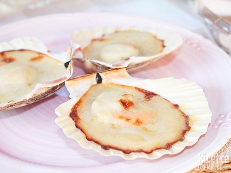 Servire le capesante in salsa monray