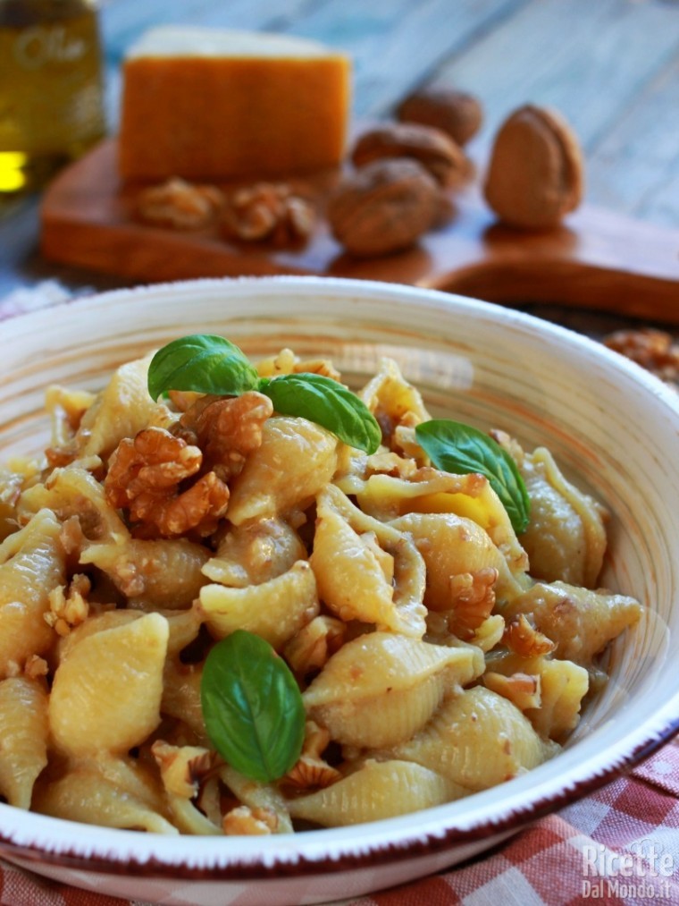 Conchiglie al pesto di noci fatto in casa