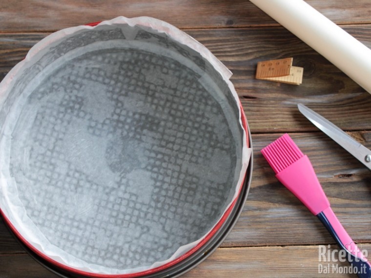 Come foderare una tortiera con la carta forno