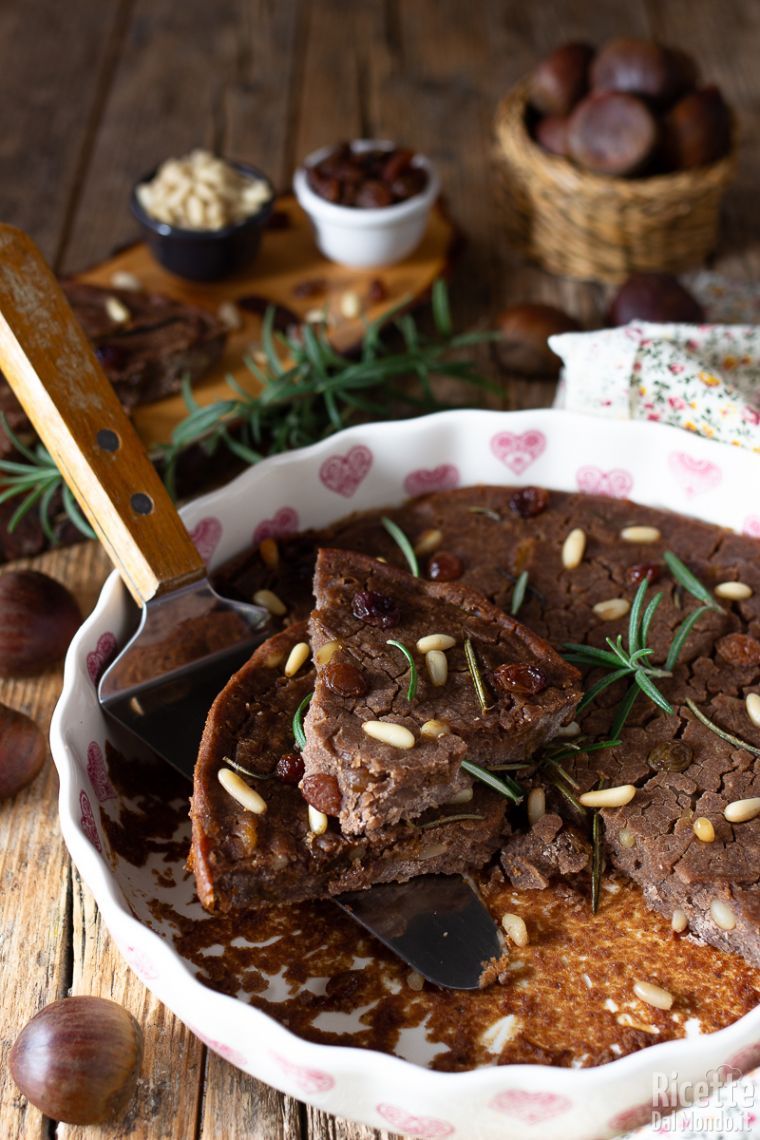 Castagnaccio toscano, la ricetta classica con farina di castagne!