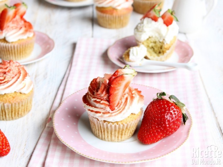 Cupcakes panna e fragole decorati