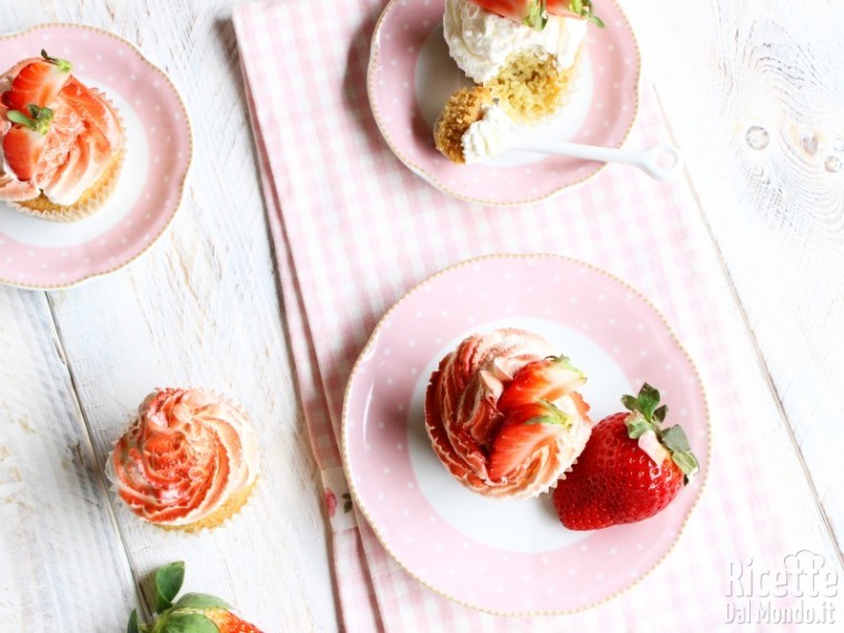 Cupcakes panna e fragole alla vaniglia