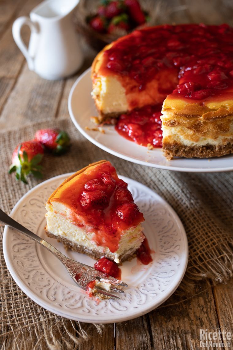 Cheesecake alle fragole cotta in forno, la ricetta originale
