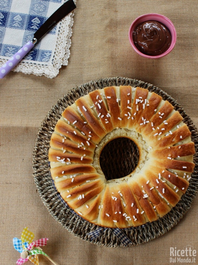 Corona di pan brioche dolce alla Nutella