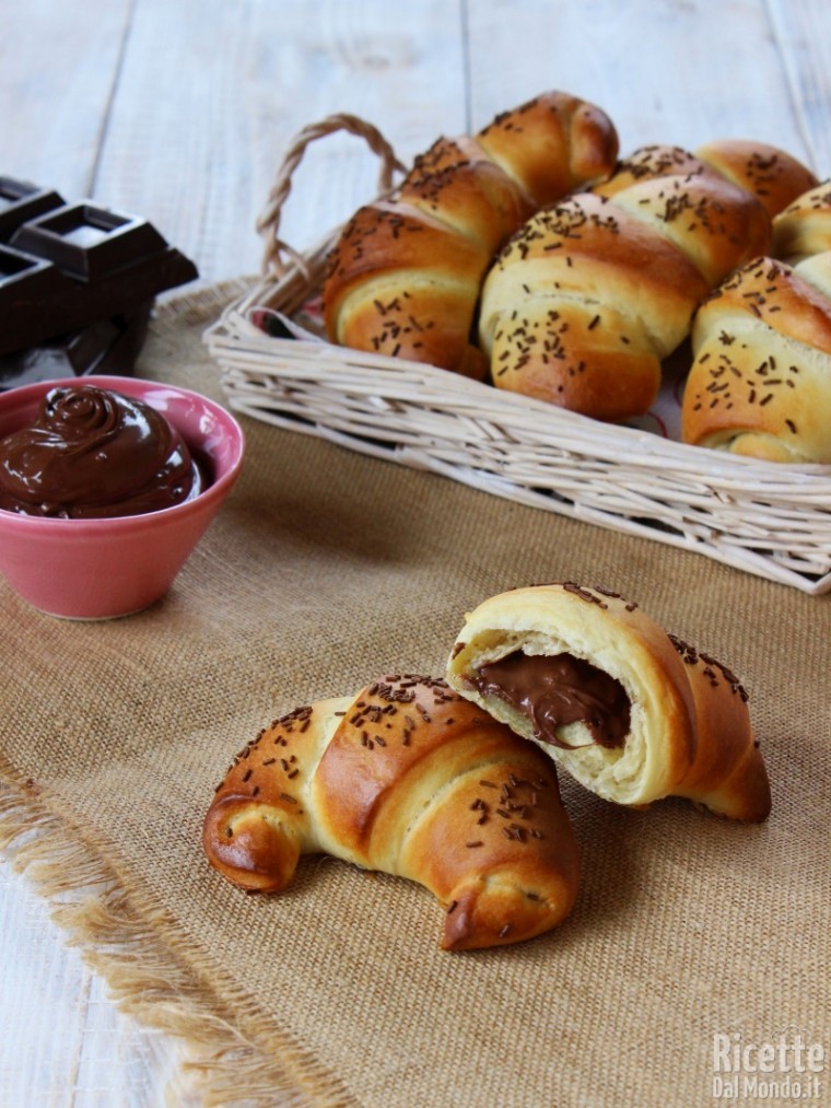 Cornetti Al Cioccolato Fatti In Casa Ricettedalmondo I