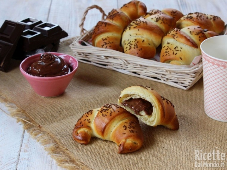 Cornetti Al Cioccolato Fatti In Casa Ricettedalmondo I