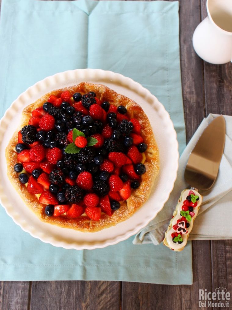 Crostata di pasta sfoglia ai frutti di bosco