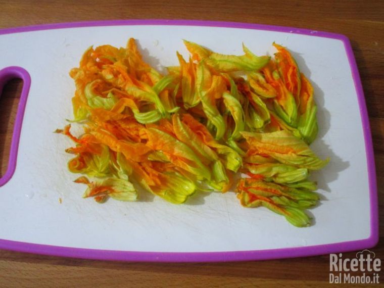 Tagliare i fiori di zucca