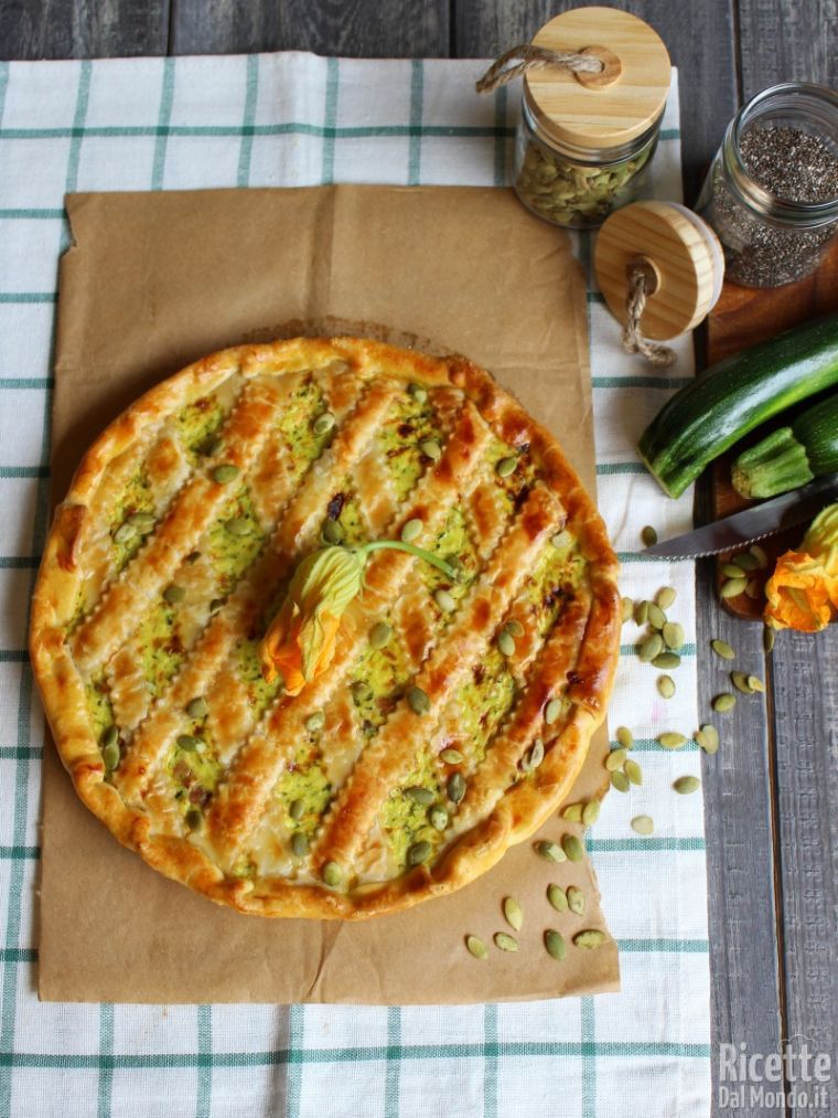 Come fare la crostata salata di zucchine e fiori
