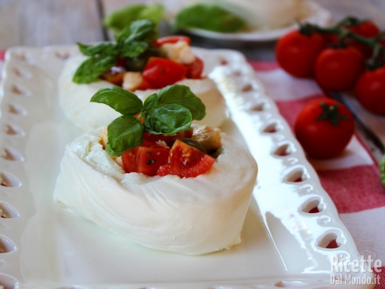 Cestini di mozzarella e pomodori freschi