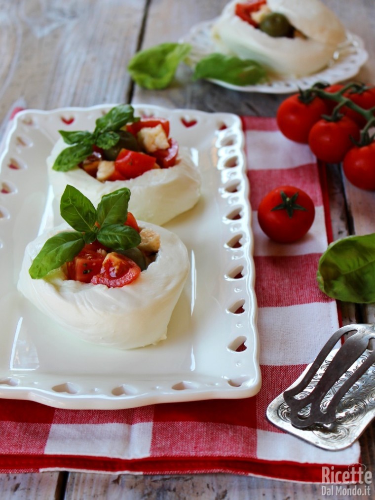 Cestini di mozzarella e pomodori con bufala