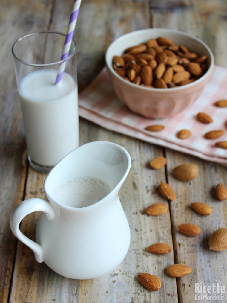 Come fare il latte di mandorla vegano