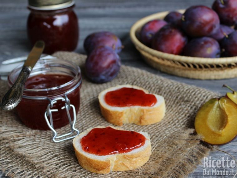 Servire la confettura di prugne susine