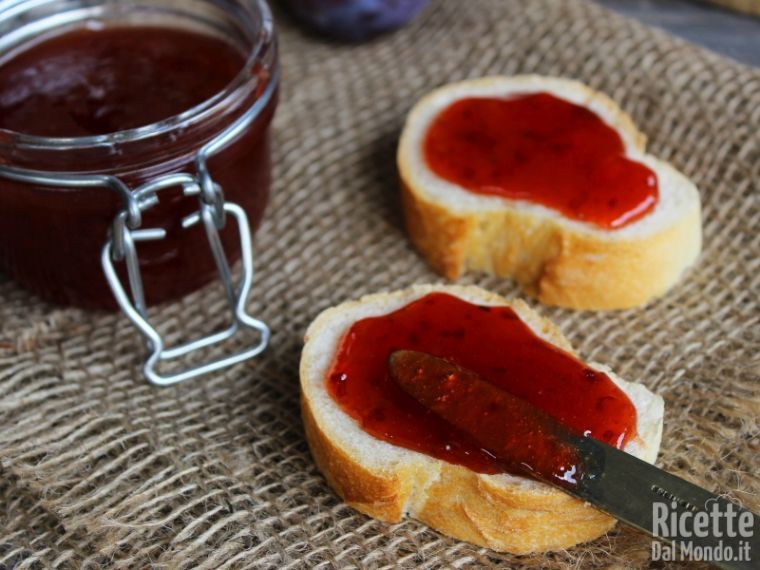 Confettura di prugne rosse