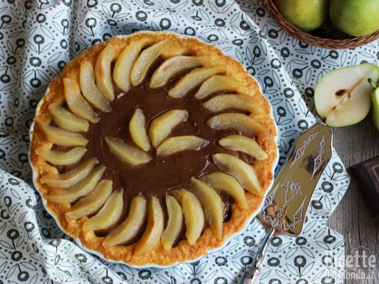 Servire la Crostata pere e cioccolato friabile