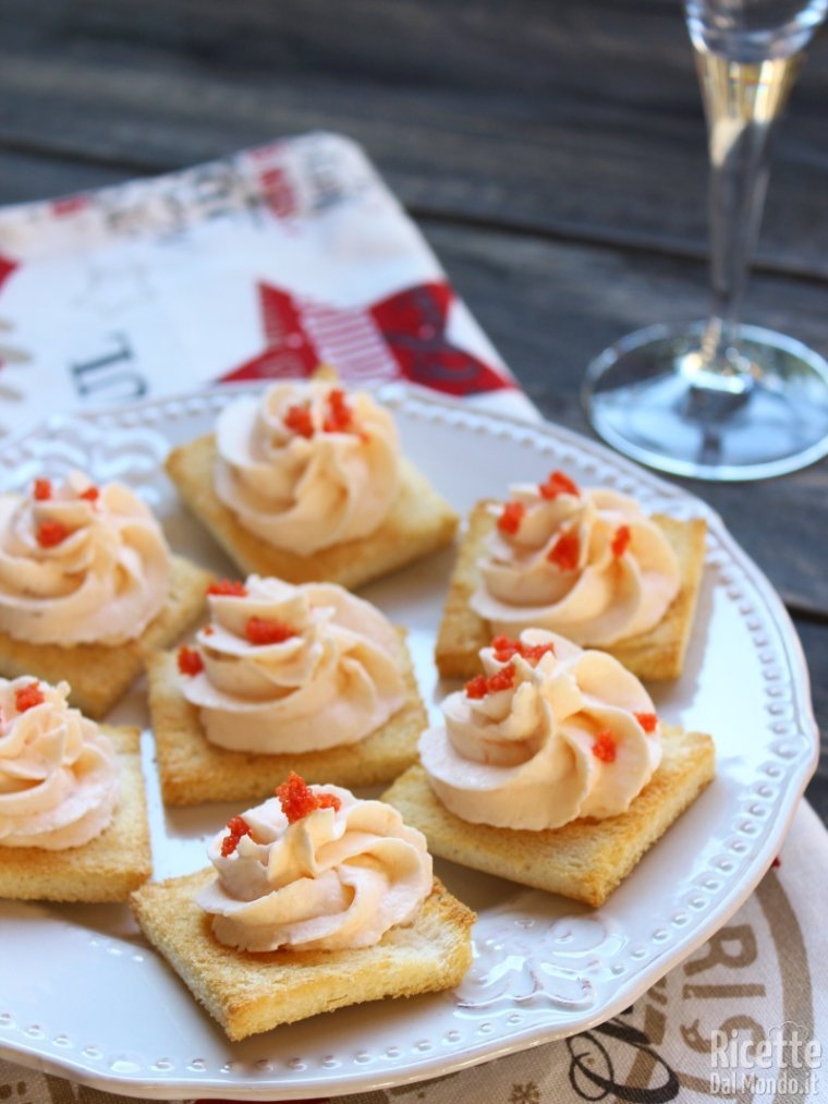 Come fare i Crostini con mousse al salmone