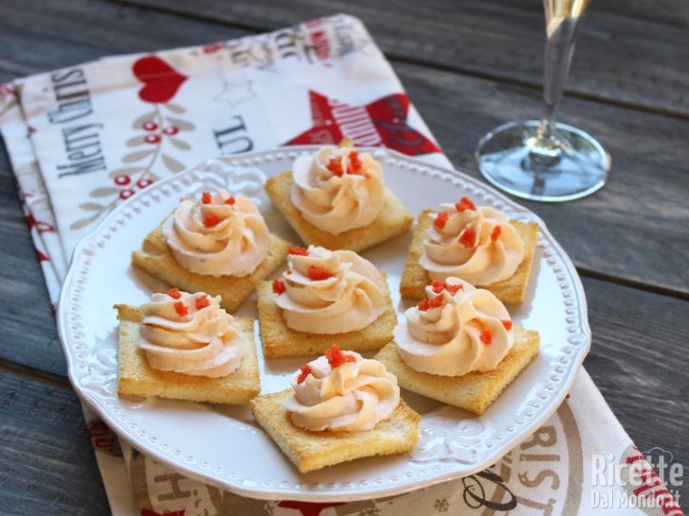Crostini con mousse al salmone
