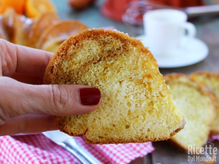 Soffice ciambella albumi e arancia