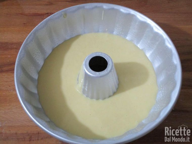 Versare l'impasto nello stampo