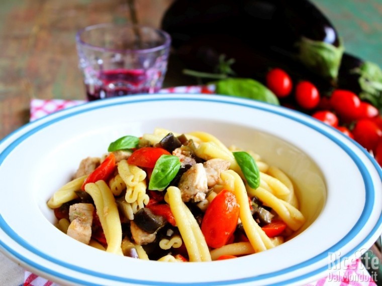 Semplici caserecce con pesce spada e melanzane