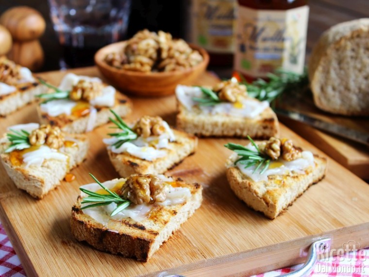 Crostini rustici con lardo e miele di bosco