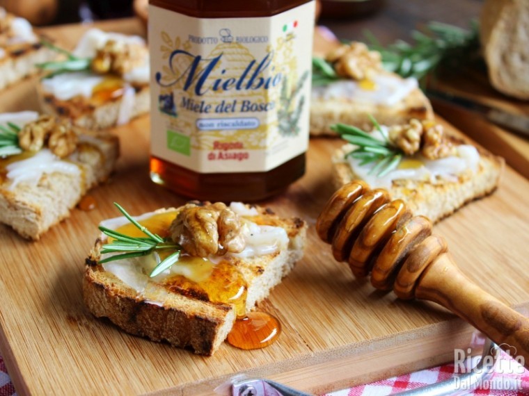 Ricetta crostini rustici con lardo e miele