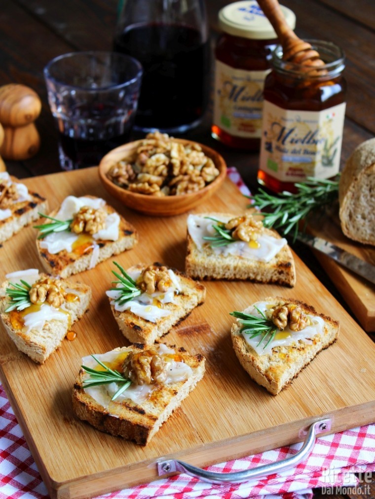 Ricetta crostini rustici con lardo e miele di bosco