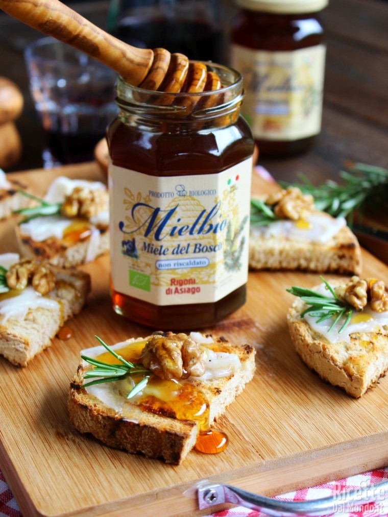 Crostini rustici con lardo e miele RicetteDalMondo.it